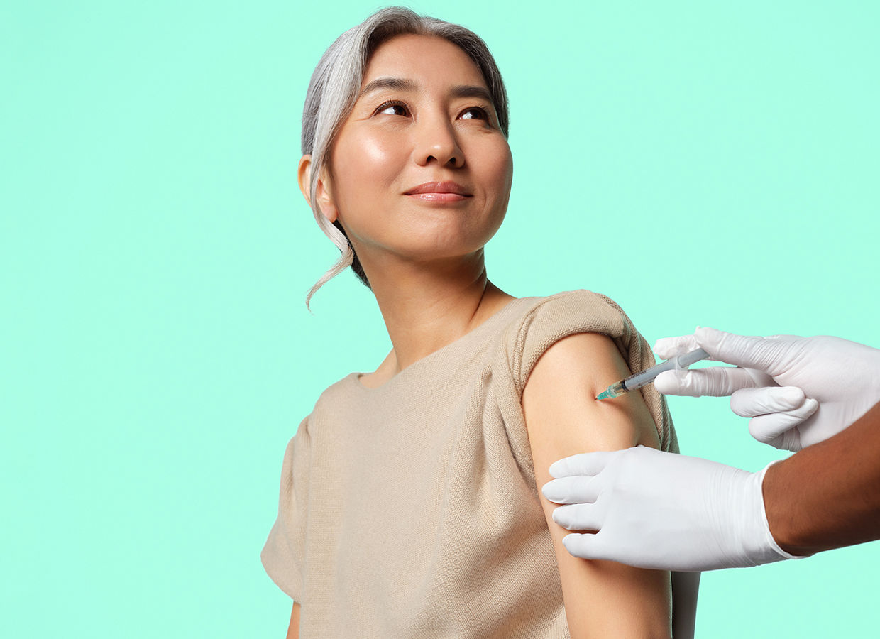 Patient, der bliver givet vaccine af en sygeplejerske.