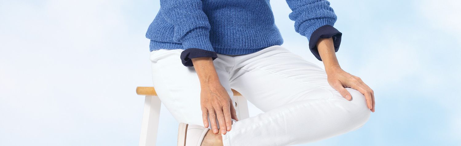 Shaker Stitch Pullover & Dreamflex Color Comfort Jeans