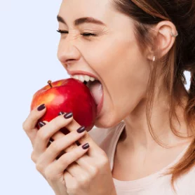 womeneatingapple