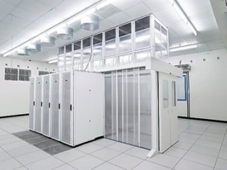 FlexFusion cabinets amongst Universal Aisle Containment