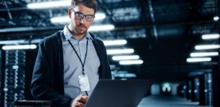 Data Center Operator determining the right Fiber products to install