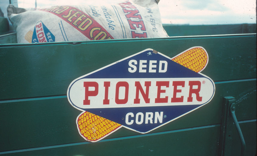 Pioner Seed Corn graphic label