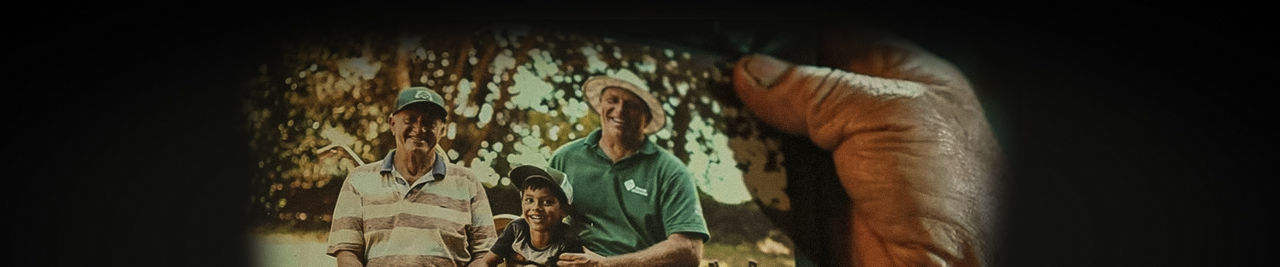 Homem segurando fotografia da família