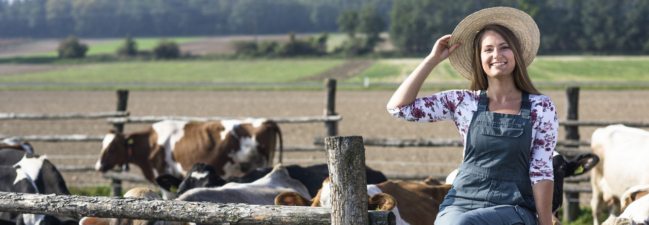 Woman_in_Field_Desktop