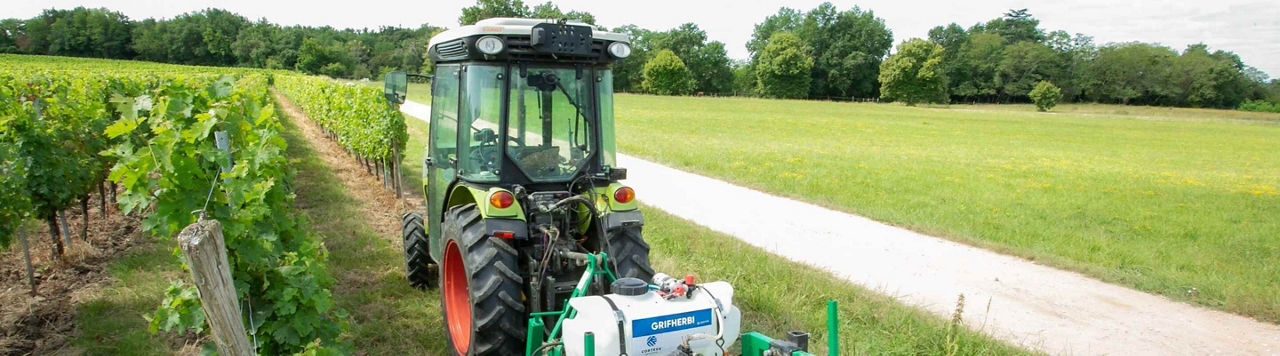 « L’équivalent de 3 passages en 1 », Armand Schuster de Ballwil, viticulteur en Gironde, parle du GrifHerbi