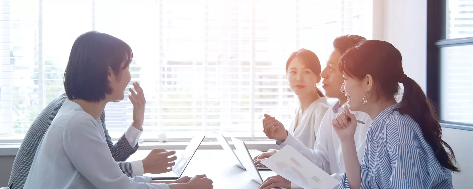 Ladies and gentlemen are communicating with each other in the meeting room