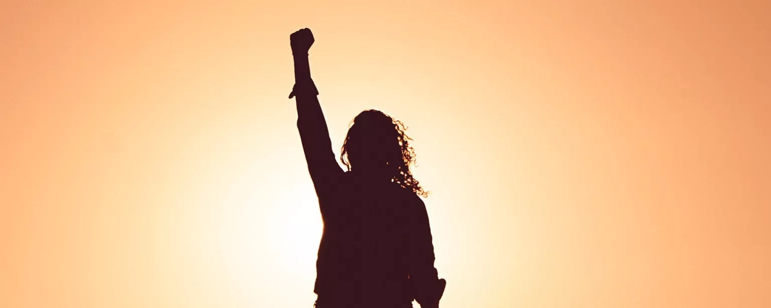 Mit Power-Posen und Lächel-Übungen stärken Sie Ihr Selbstvertrauen fürs Vorstellungsgespräch.