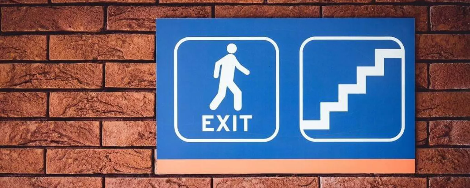 Ein Exit-Schild an einer Wand