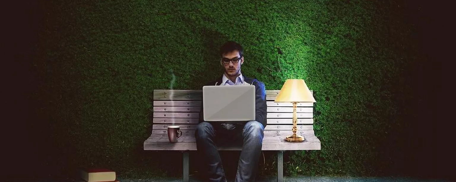 homem trabalhando durante a noite