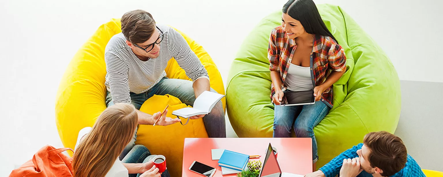 4 jonge collega's houden een meeting