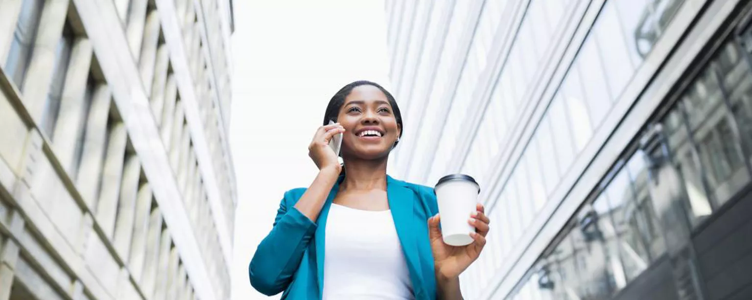 Femme marchant dans la ville, l'air confiant de savoir comment demander une augmentation de salaire