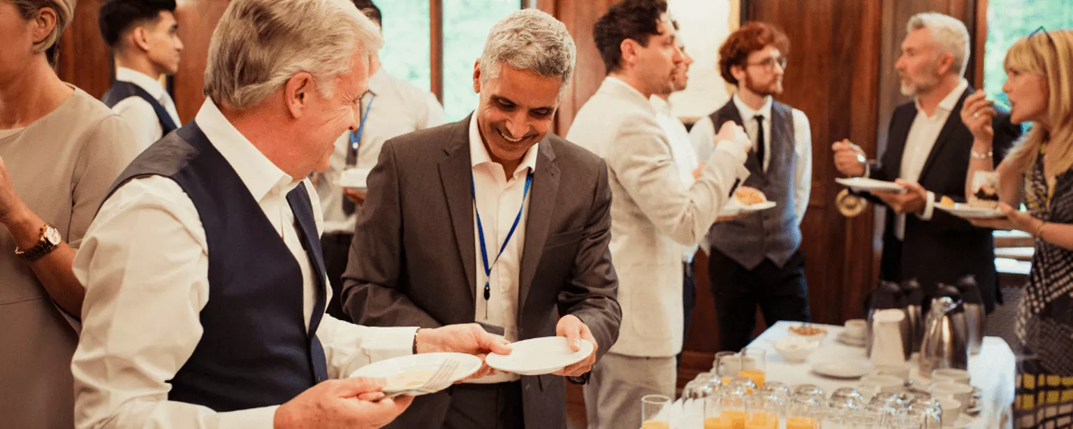 Menschen unterhalten sich auf einem Networking-Event.