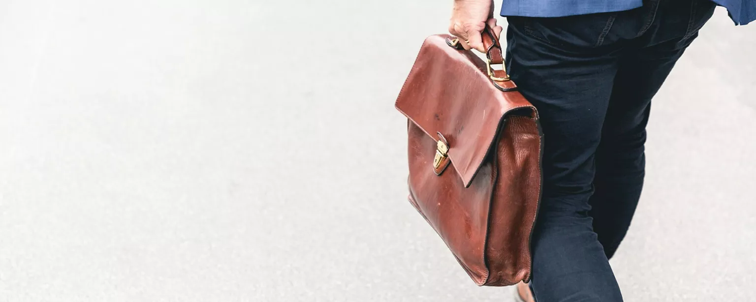 Ein Mann geht mit seiner Tasche zur Arbeit