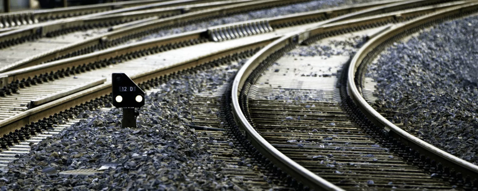Eisenbahnschienen mit mehreren Weichen