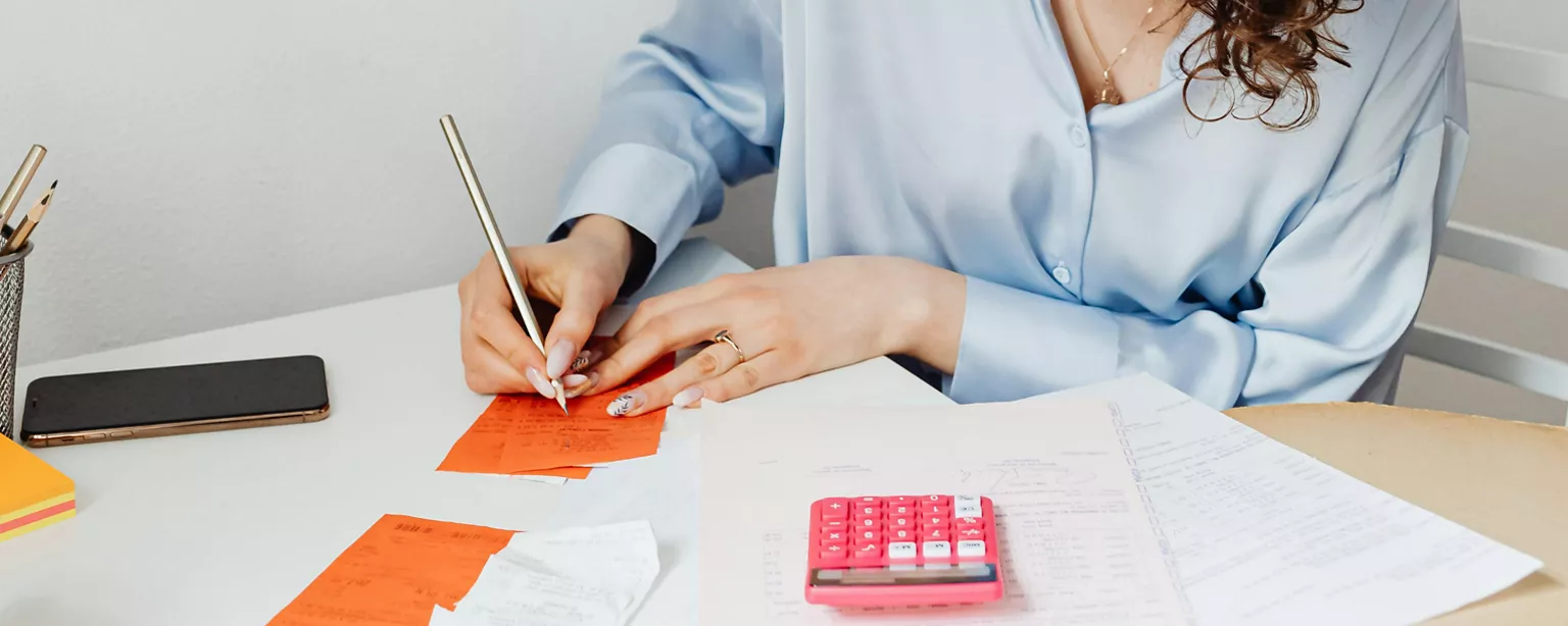 Rekenmachine en notitieboekje met pen