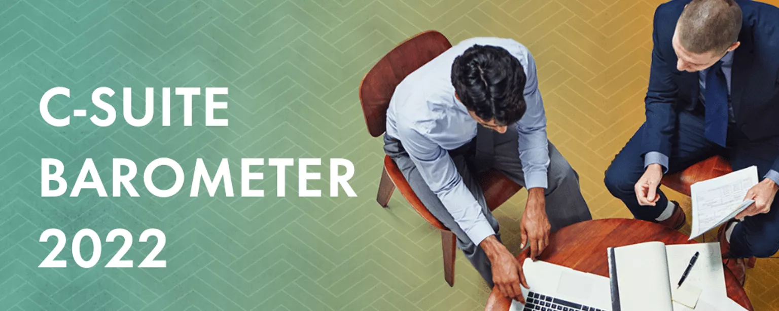 Eine Frau und ein Mann reichen sich die Hand. Die Frau hält ein Tablet in der Hand.