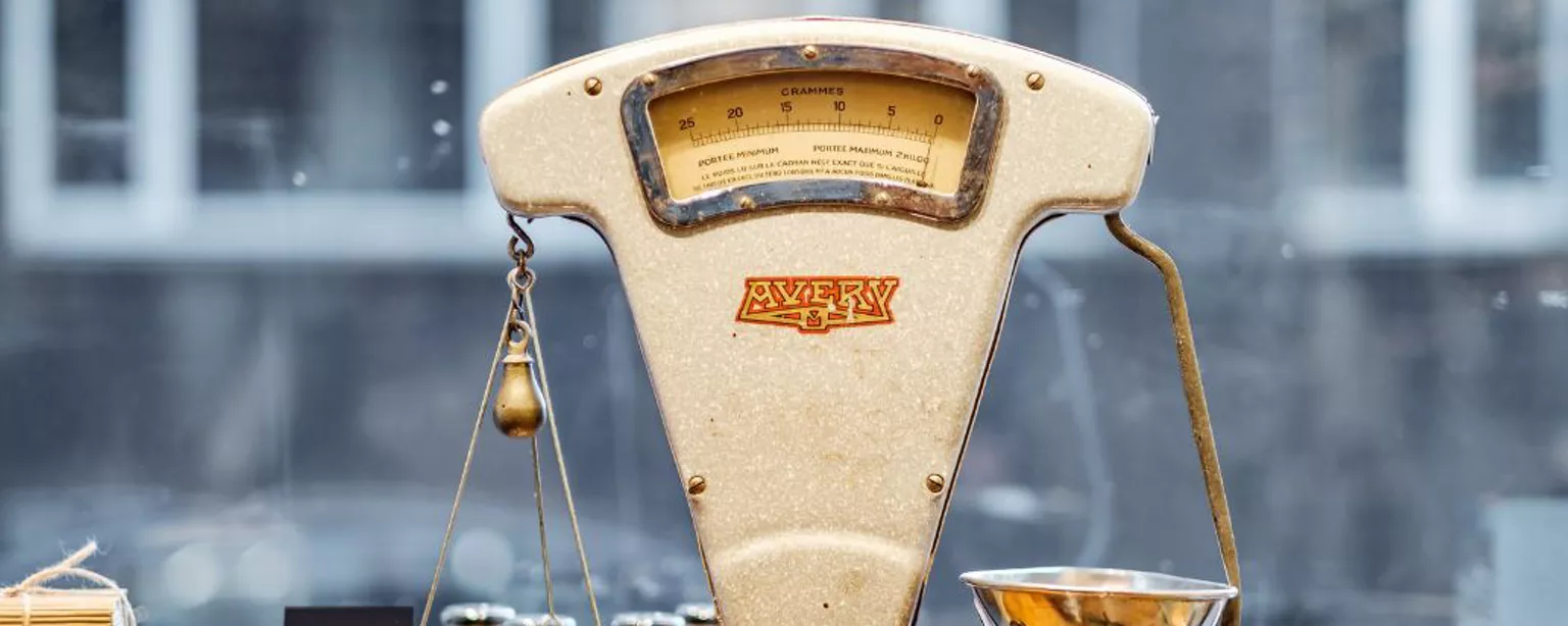 Alte Waage auf Glasablage