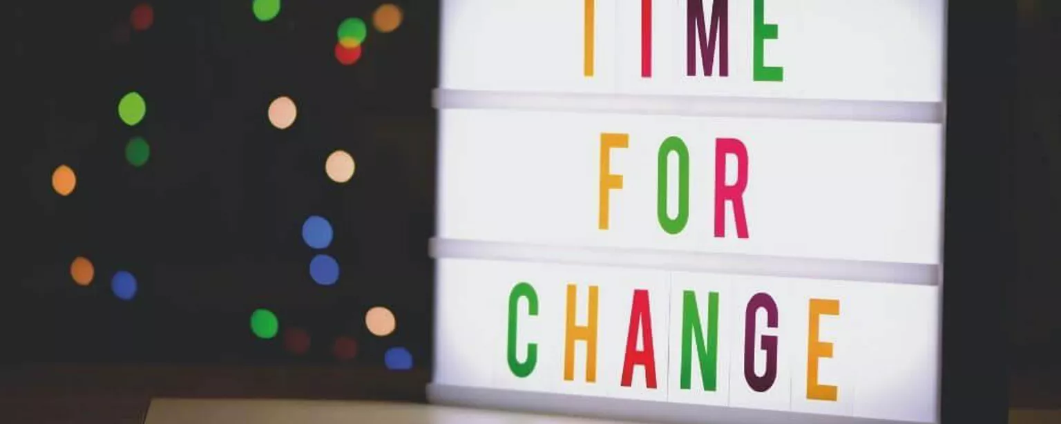 LED-Licht mit bunten Buchstaben "Time for Change"