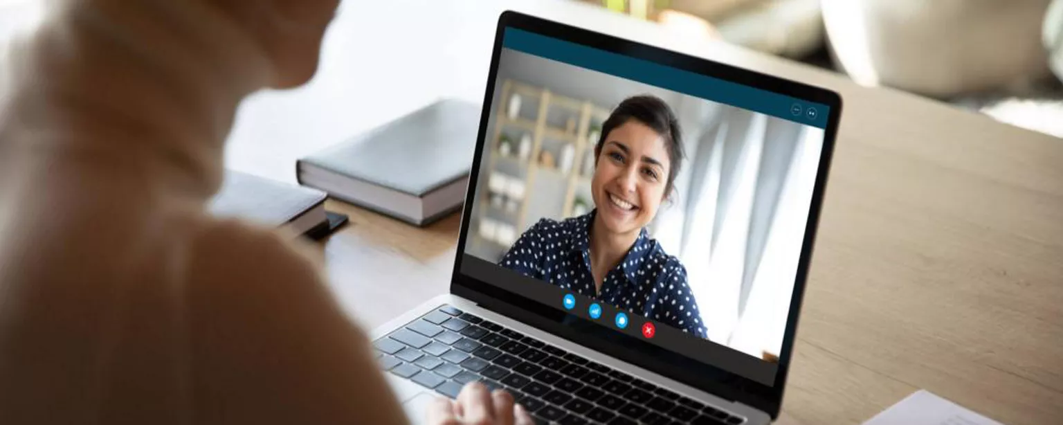 Comment recruter des spécialistes du service à la clientèle — femme parlant à une femme souriante sur l'écran d'un ordinateur portable