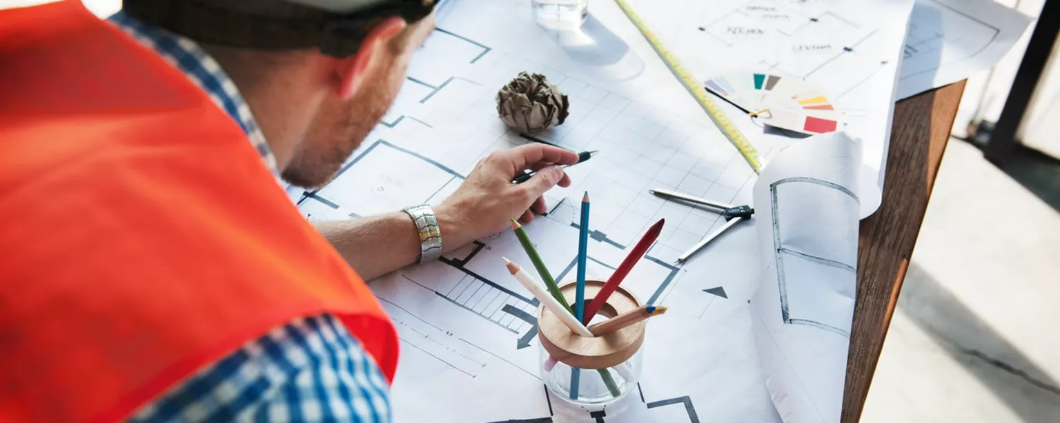 Ingeniero observando planta de construcción