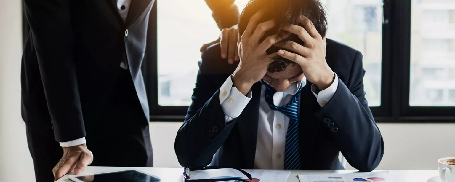 vrouw aan bureau met pen in haar hand