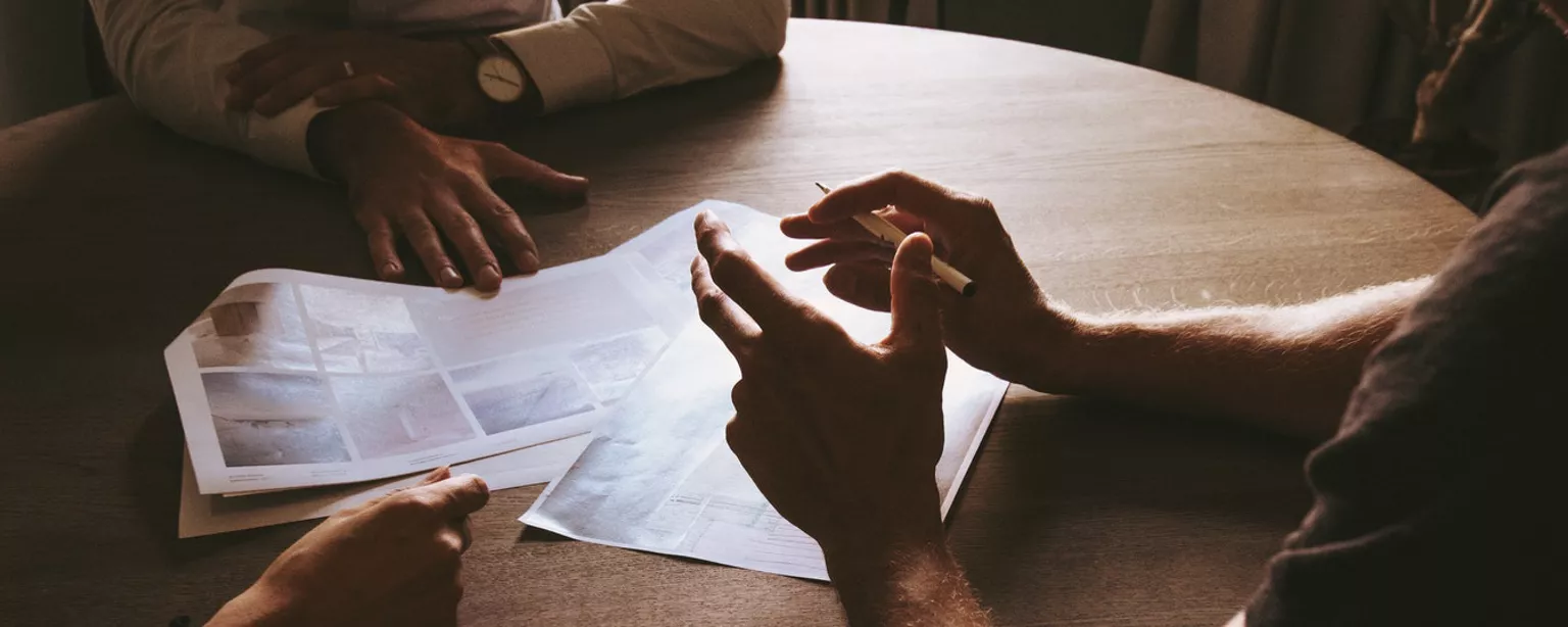 Namoro no trabalho: como proceder?