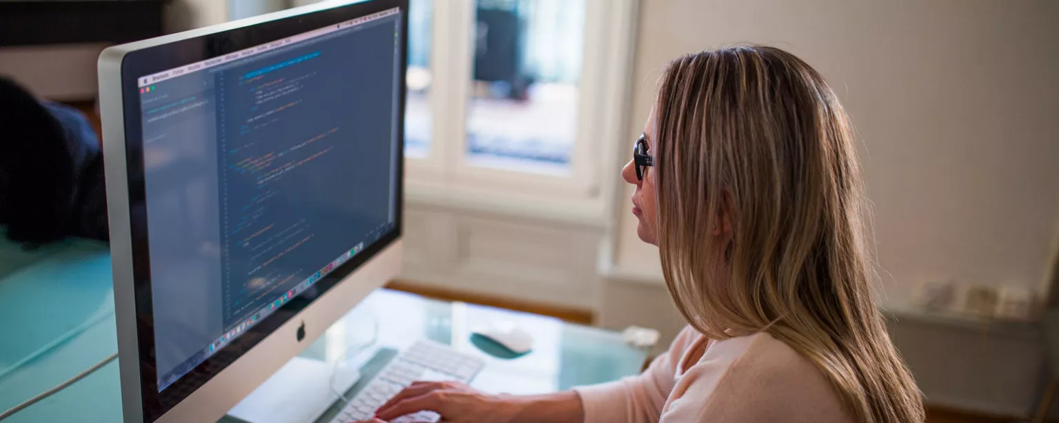 mujer que programa en la computadora