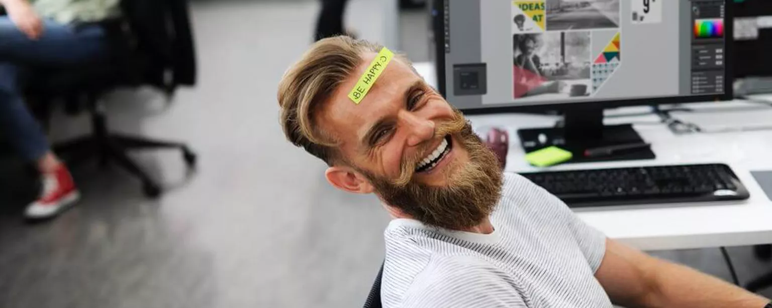 Tenho uma entrevista marcada. Devo tirar a barba e o piercing?