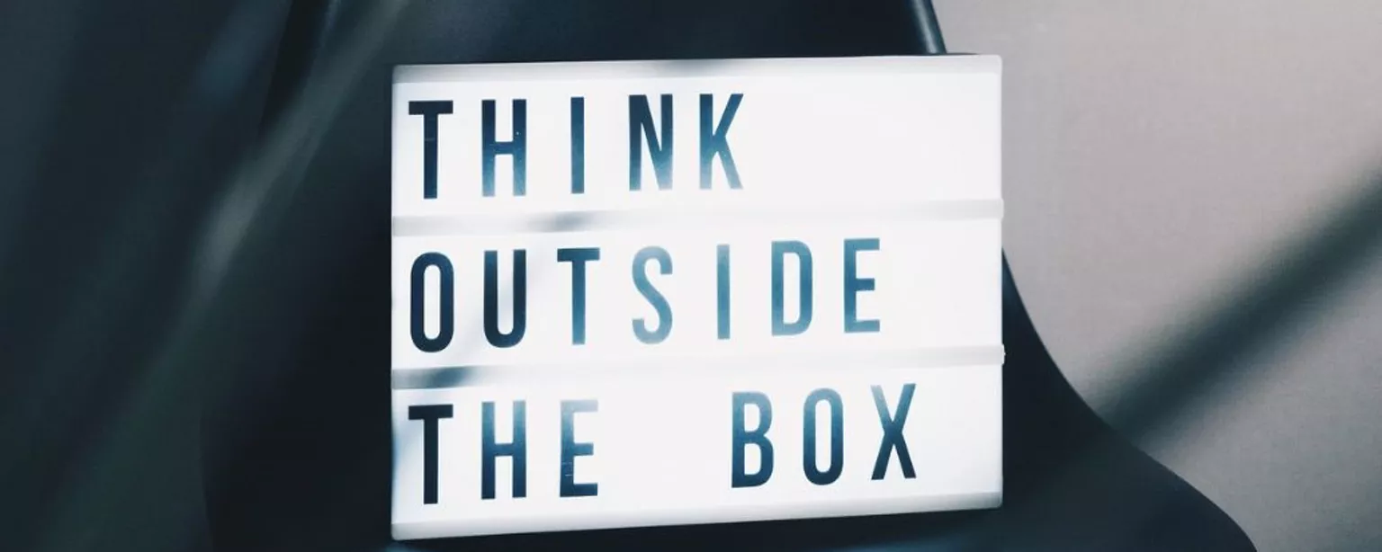 Tafel auf der Think outside the box steht