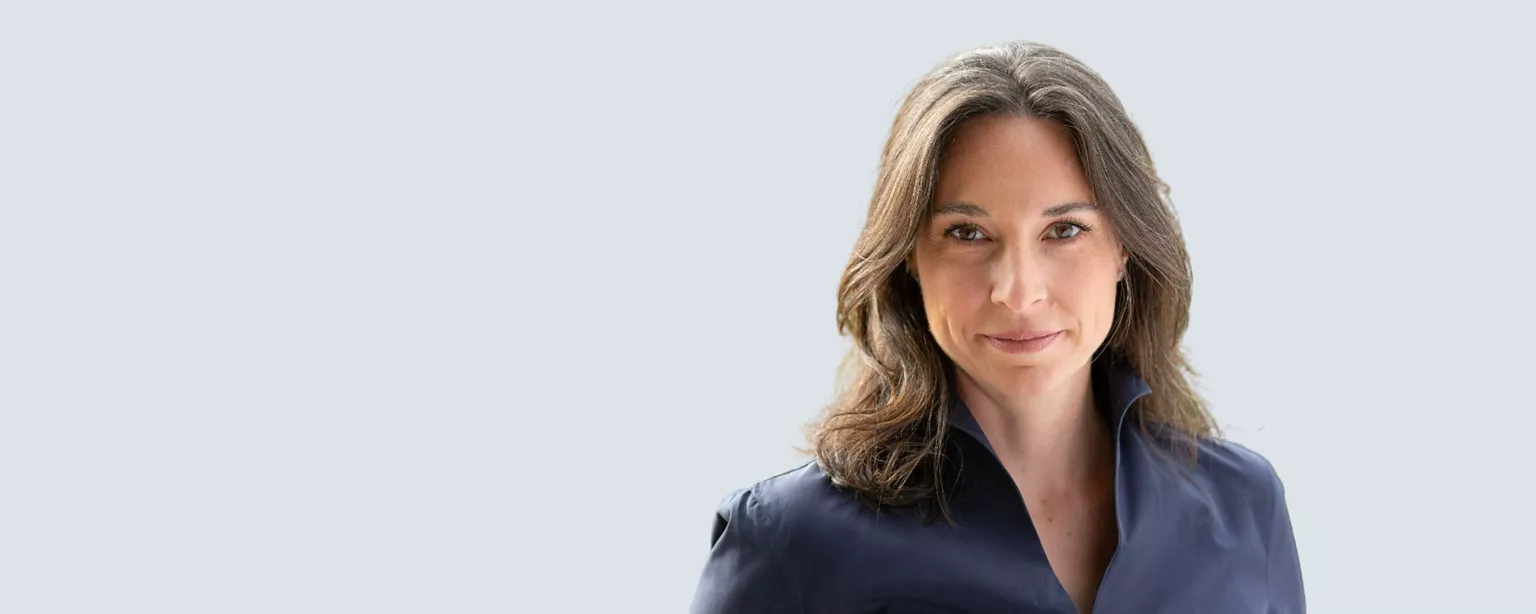 Brünette Frau lächelt in Kamera