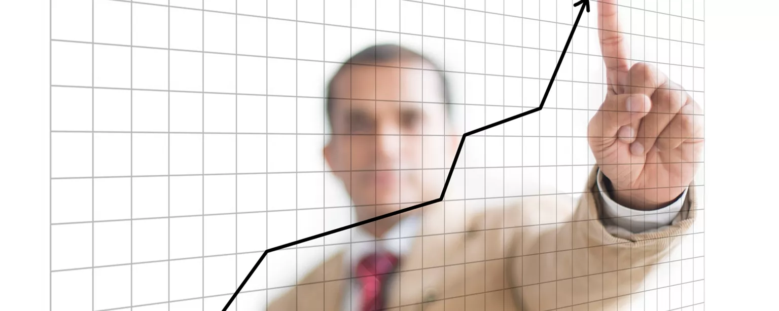 avez-vous-le-profil-du-controleur-de-gestion-un-homme-pointe-du-doigt-une-courbe
