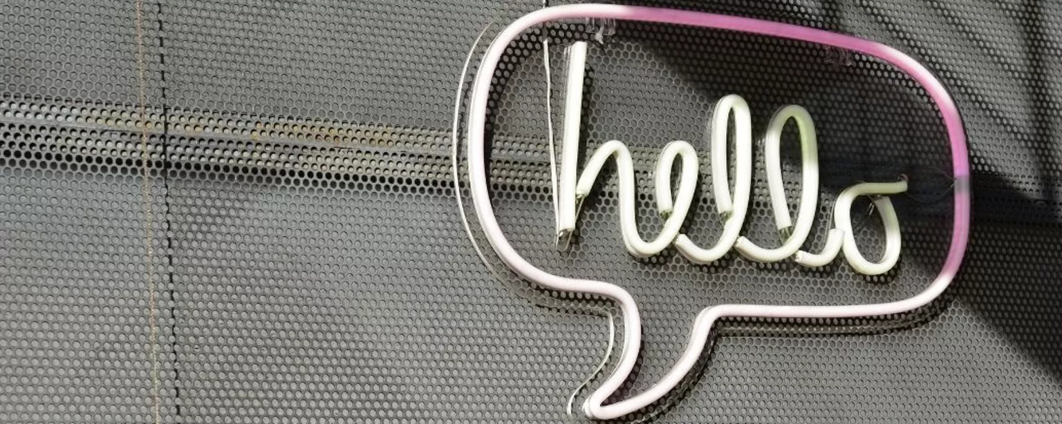 Schild mit der Aufschrift “Hello!” 