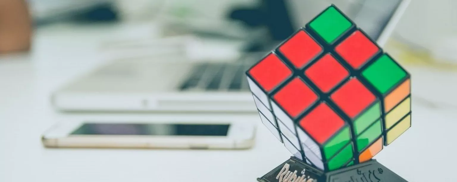 Rubiks Cube mit in rot und grün