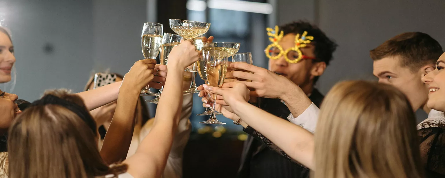Weihnachtsfeier im Office; Kollegen stoßen an.