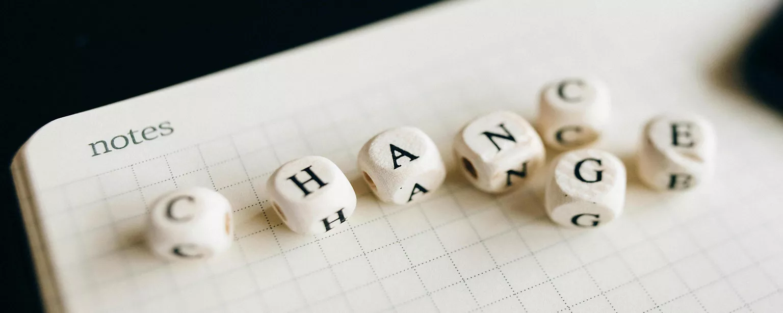 LED-Licht mit bunten Buchstaben "Time for Change"