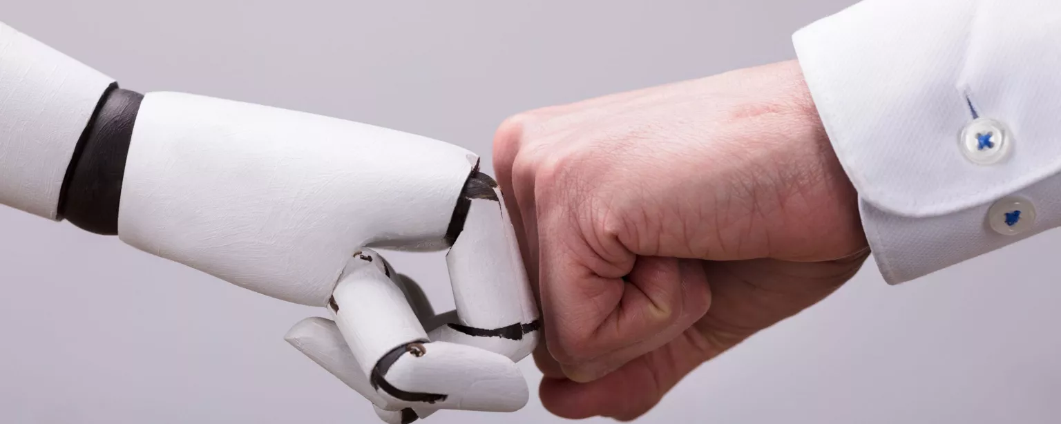 Roboter und menschliche Hand machen Fist Bump.