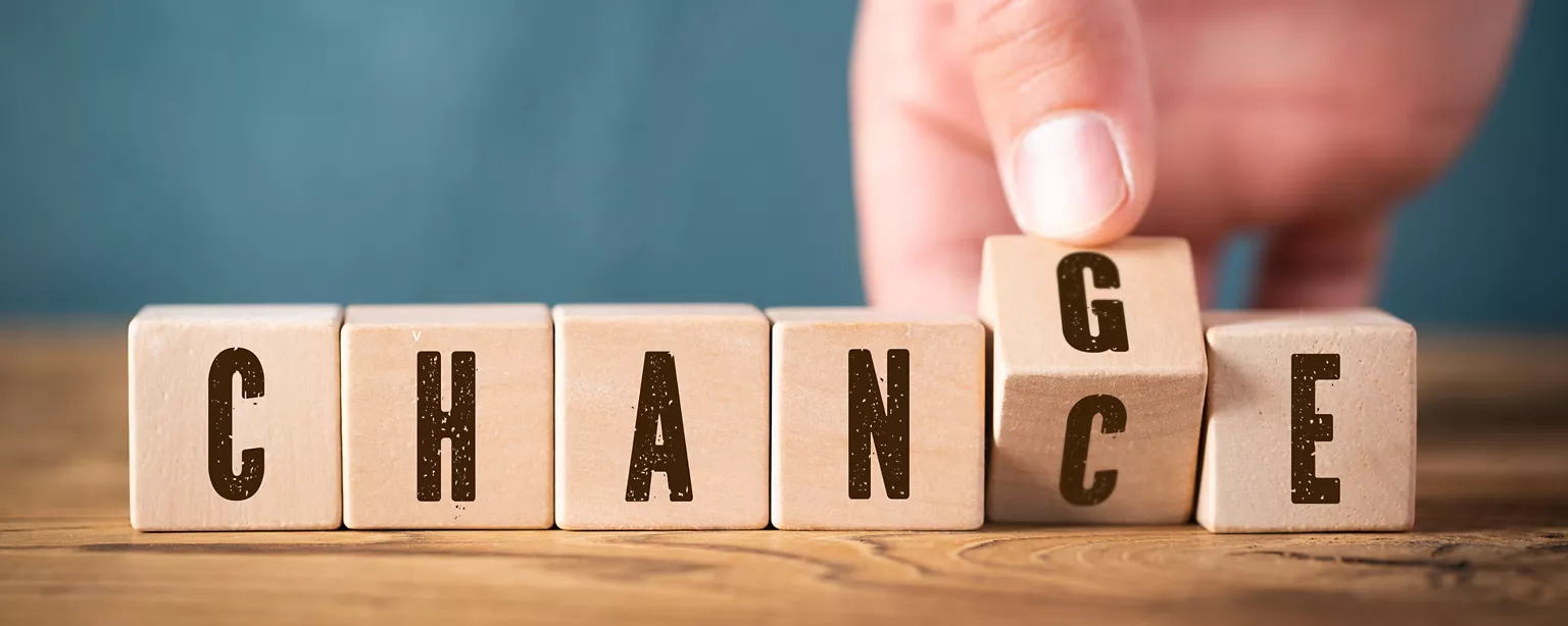 Hand, spiegeln eine der sechs Würfel, drehen das Wort "ändern", "Chance".