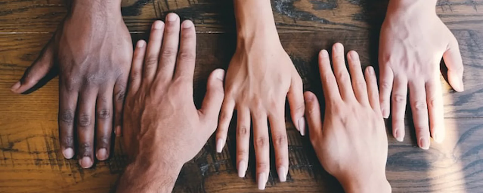 Hände nebeneinander alle mit einer anderen Hautfarbe