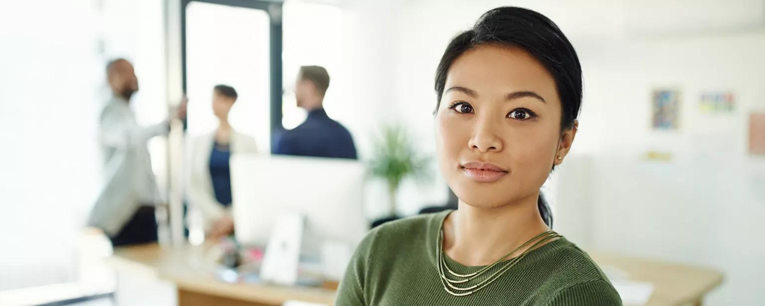 comment-bien-chercher-un-job-quand-on-est-en-poste-portrait-d'une-jeune-femme-sur-son-lieu-de-travail