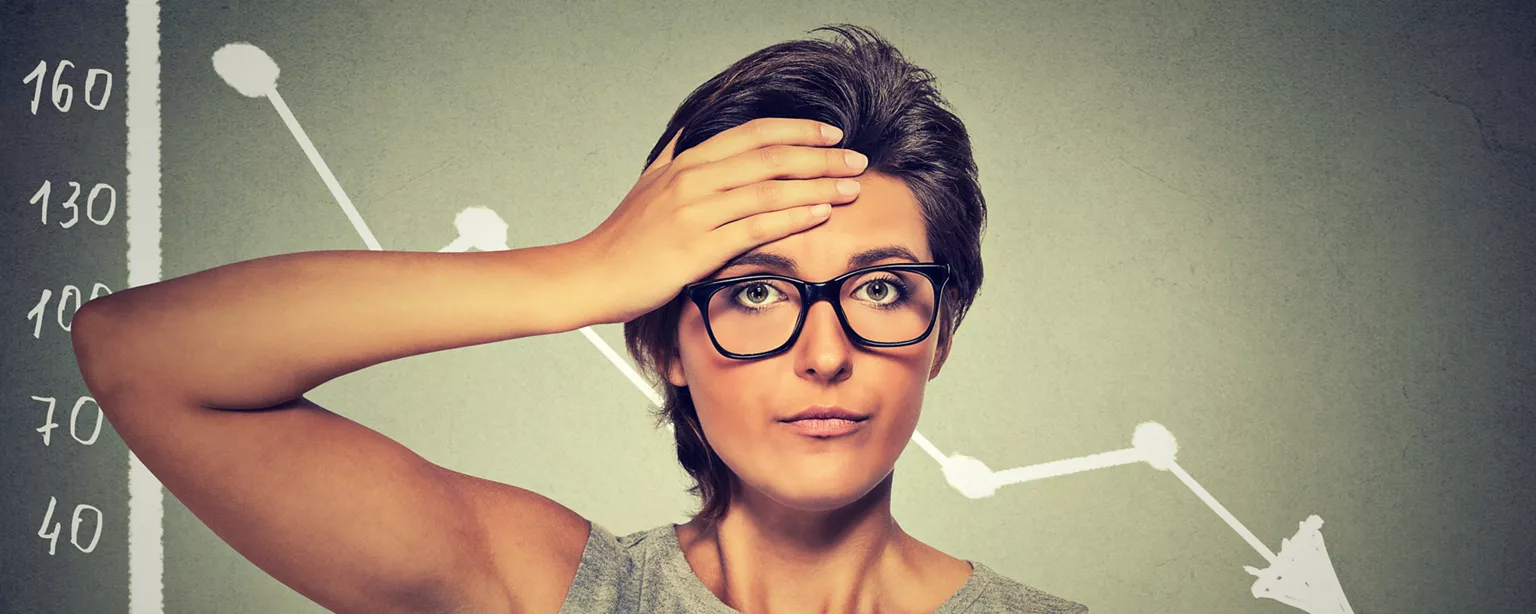 Coût embauche ratée - femme stressée devant une courbe qui fléchit