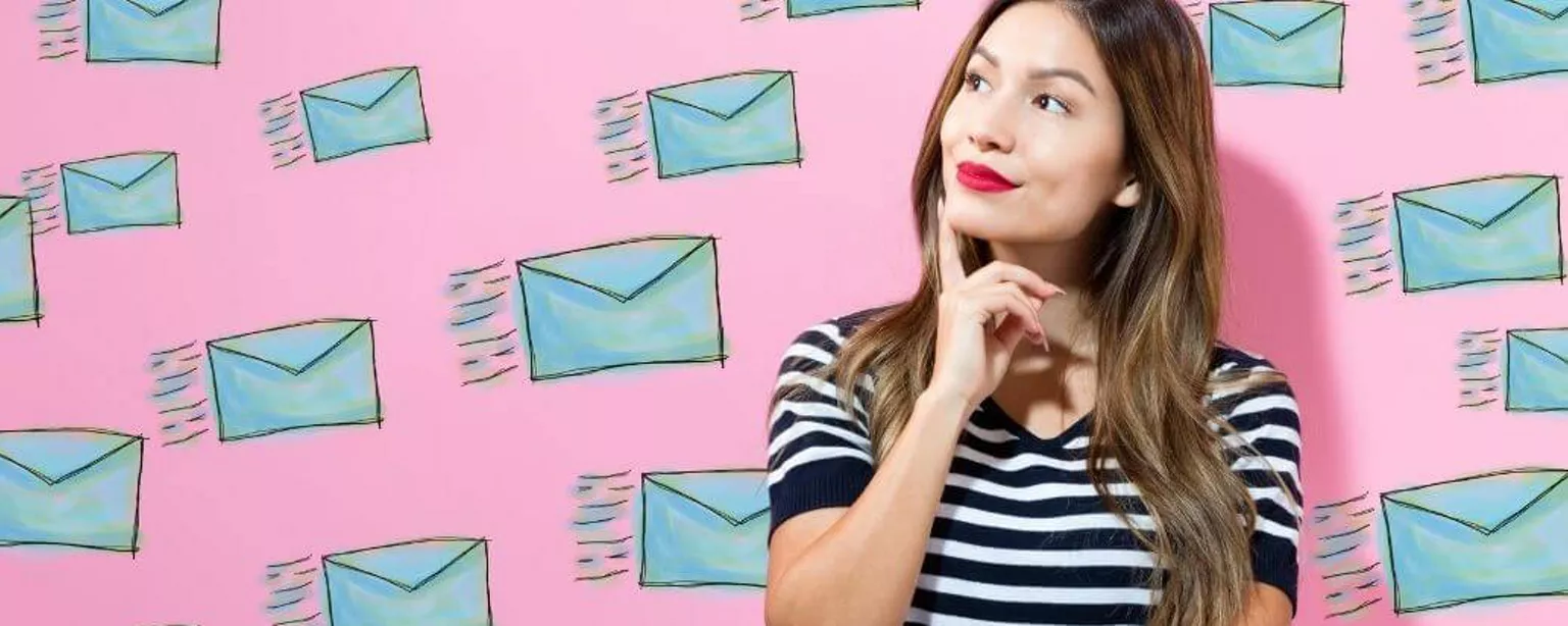Frau denkt nach und im Hintergrund sieht man Mail Icons