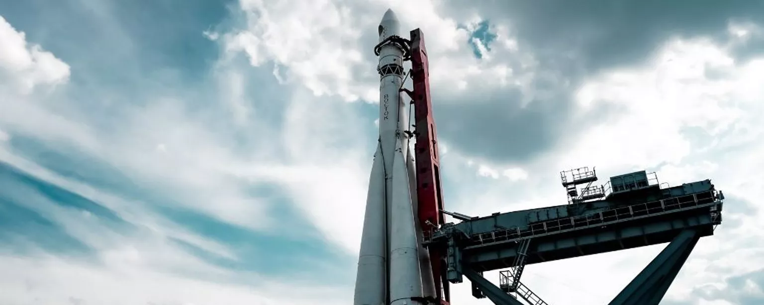 Russisches Raumschiff mit Trägerraketen als Ausstellungsstück in einem Moskauer Park