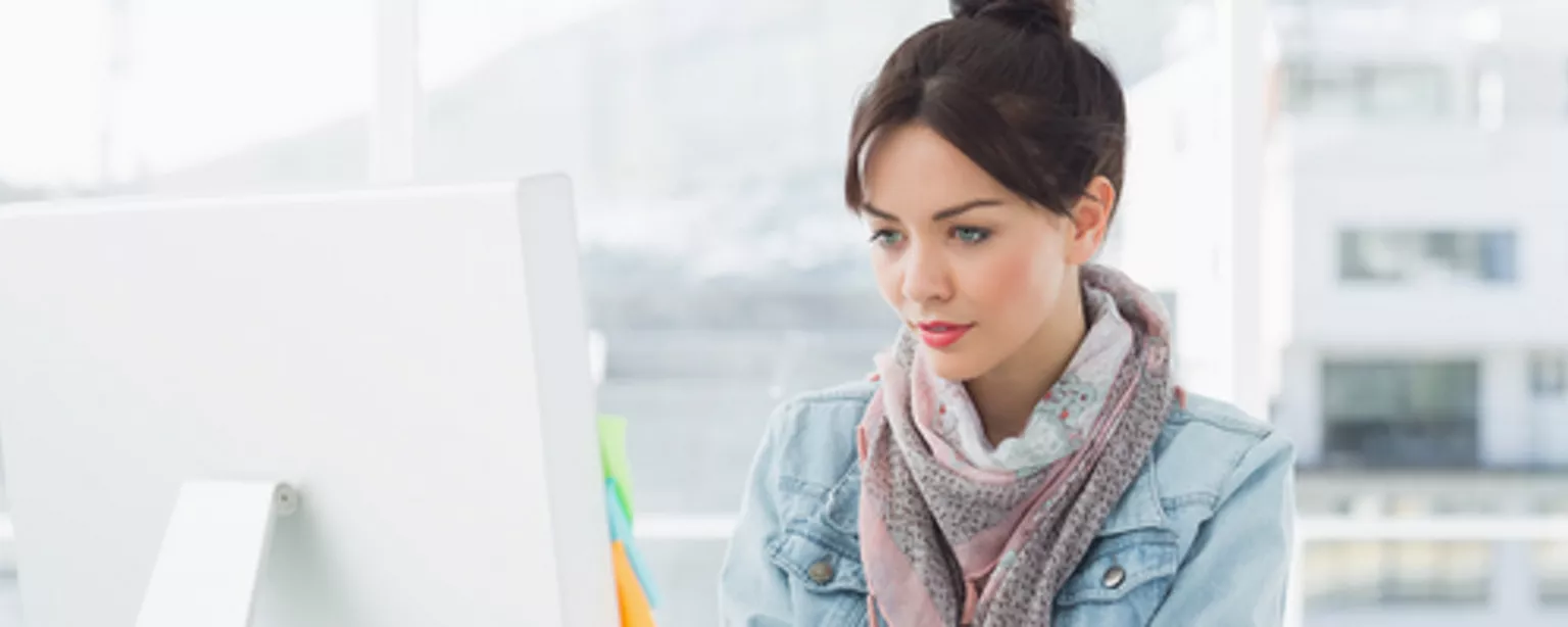 4 Factors Affecting the Pay Scale for Marketing Assistants — A woman works at her office desk