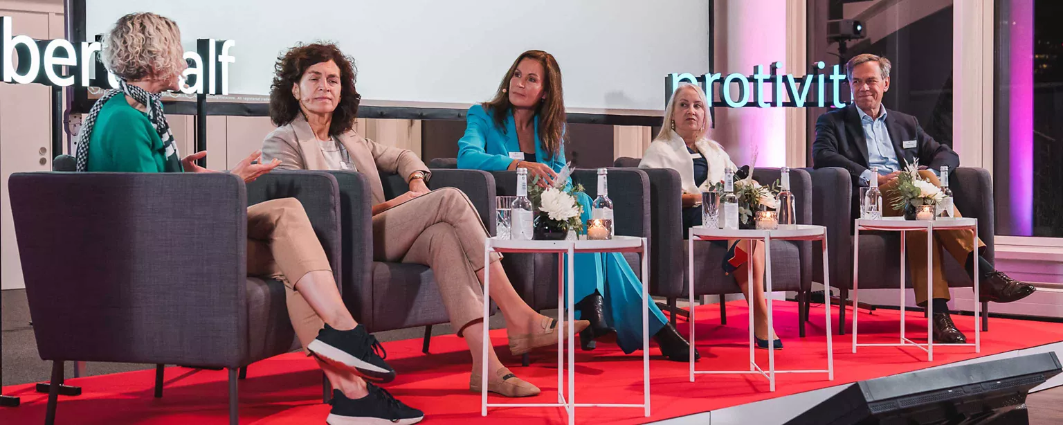 Diskussionsrunde auf dem Podium bei der Veranstaltung im Rahmen der Veranstaltung "FidAR zu Gast bei Robert Half & Protiviti - Women on Board: Die Macht hinter den Kulissen und der Weg dorthin"