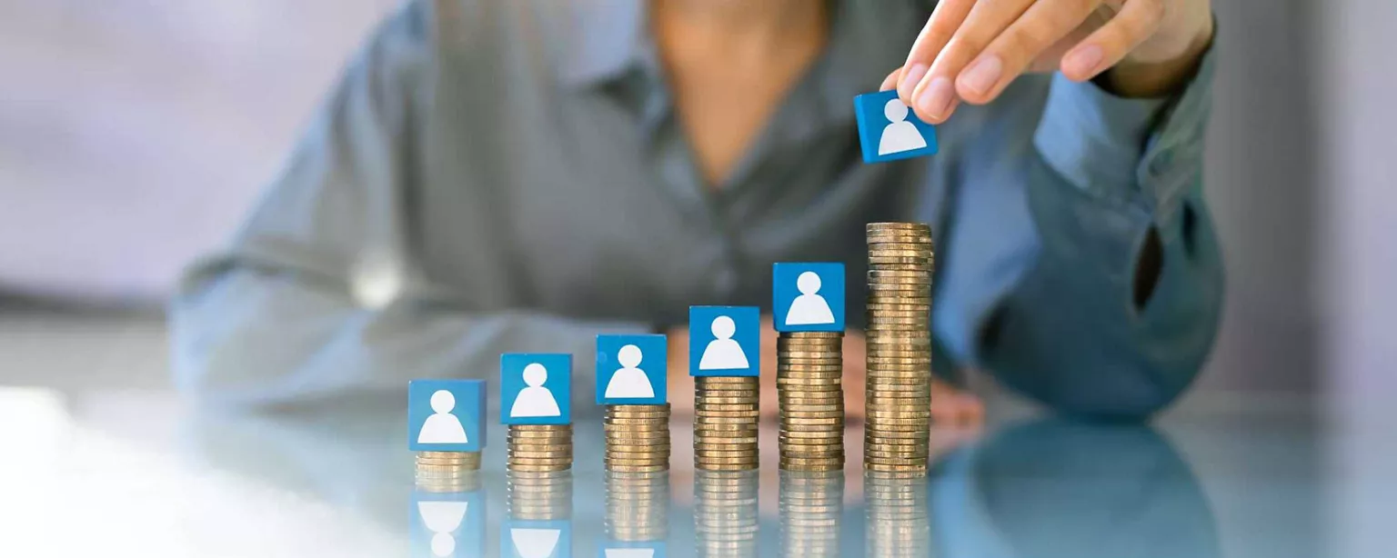 Münzstapel wachsen von Stapel zu Stapel an