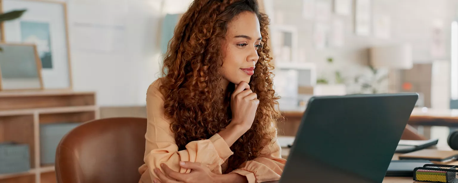 une jeune femme à la recherche d'un emploi en ligne