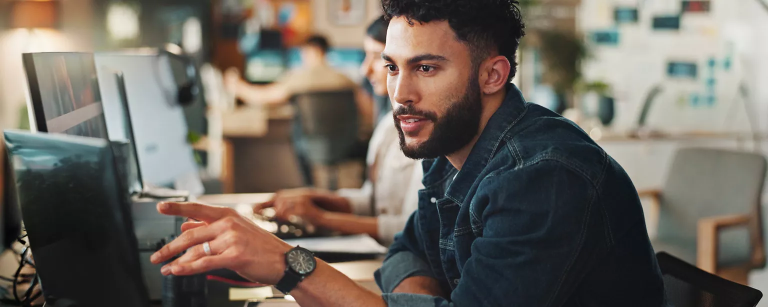 un employé à son bureau consultant le guide des salaires 2026 sur son ordinateur