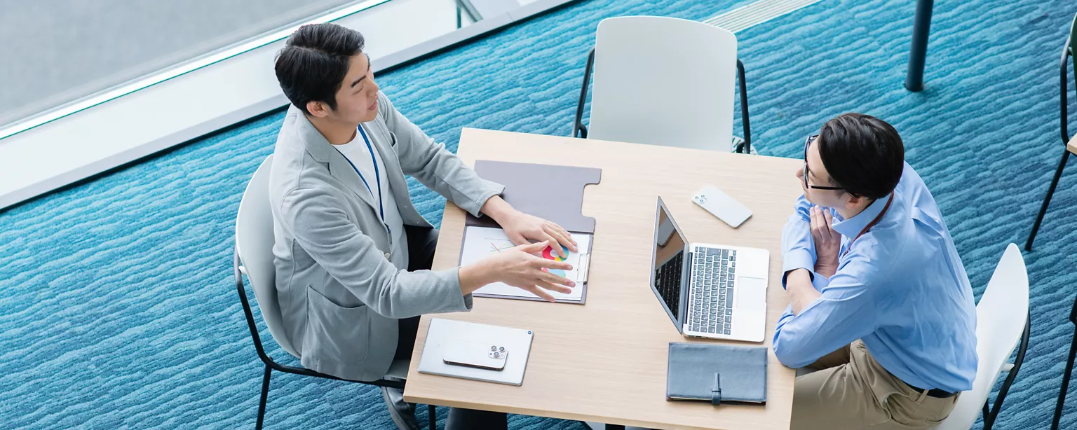 two men at work in a one-on-one meeting