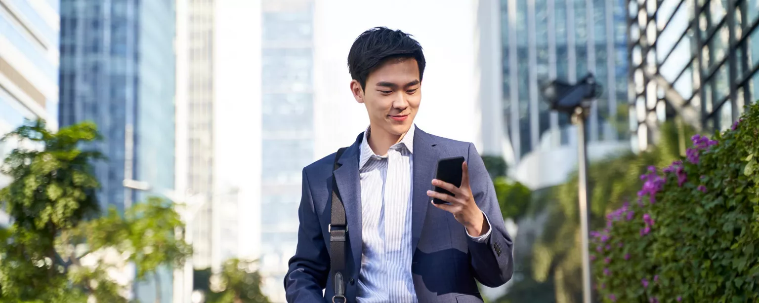 un homme qui regarde son cellulaire 8 meilleures applications de recherche d’emploi 