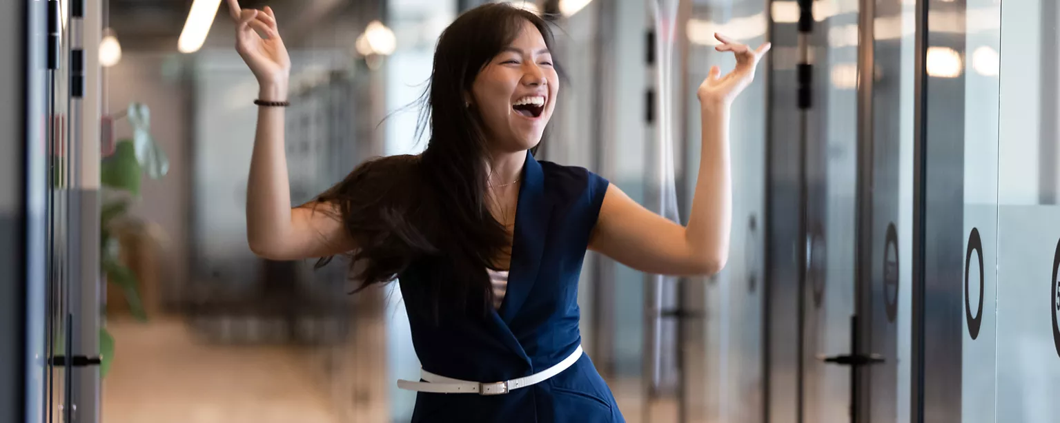 Un employé qui accepte une offre d'emploi au Canada